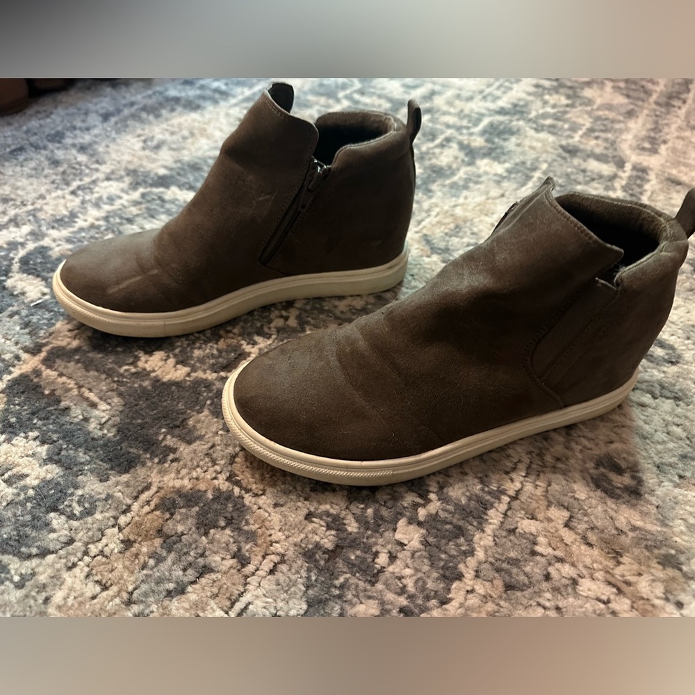 Madden Girl Gray Suede Wedge Ankle Boots Size 7.5